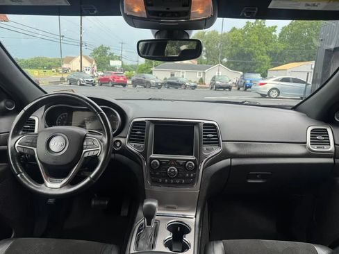 Used 2018 Jeep Grand Cherokee Altitude AWD/4WD image 9