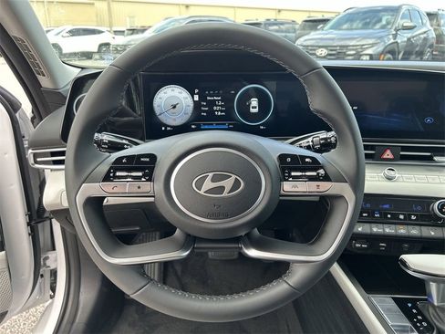 New 2025 Hyundai Elantra Limited image 29