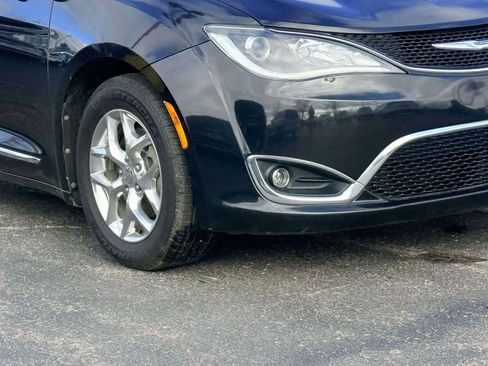 Used 2017 Chrysler Pacifica Limited image 5