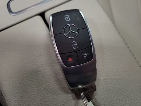 Used 2022 Mercedes-Benz GLB 250 4MATIC w/ Premium Package Lite image 19