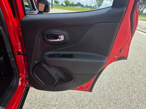 Used 2020 Jeep Renegade Trailhawk w/ Cold Weather Group AWD/4WD image 43