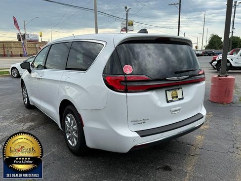 Used 2024 Chrysler Pacifica Touring-L FWD image 7