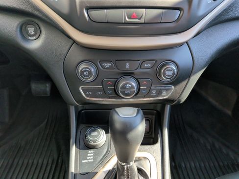 Used 2015 Jeep Cherokee Limited image 30