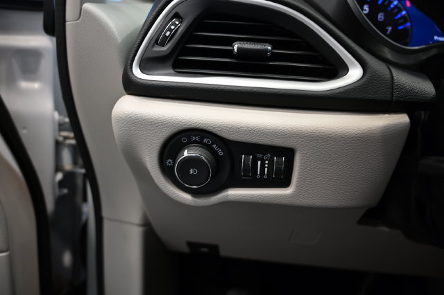 Used 2024 Chrysler Pacifica Touring-L FWD image 27