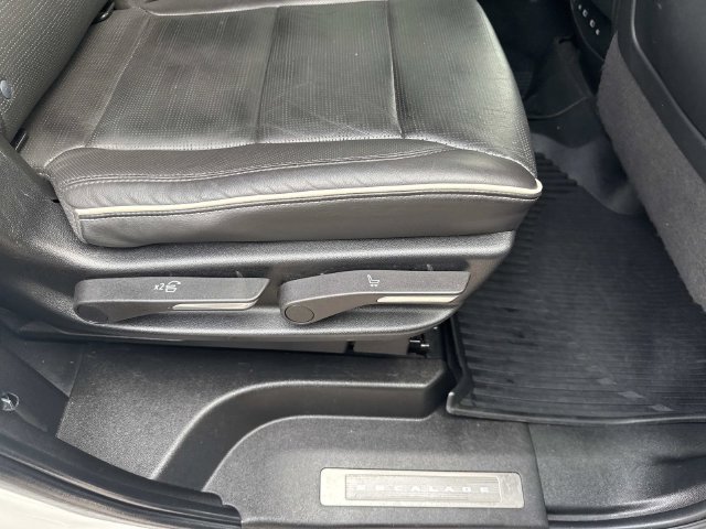 Certified 2023 Cadillac Escalade Premium Luxury w/ Performance Package AWD/4WD image 23