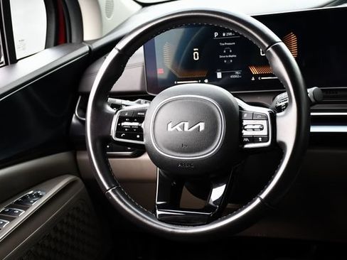 Used 2025 Kia Carnival FWD image 21