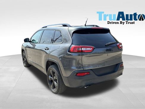 Used 2018 Jeep Cherokee Latitude w/ Altitude Package FWD image 5