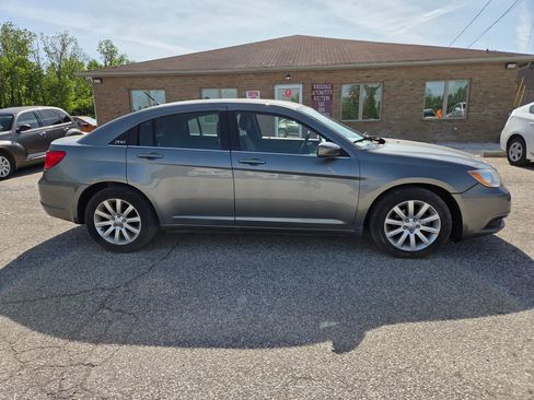 Used 2011 Chrysler 200 Touring FWD image 4