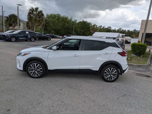 Used 2022 Nissan Kicks SV image 7