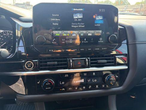 Used 2022 Nissan Pathfinder SL AWD/4WD image 26