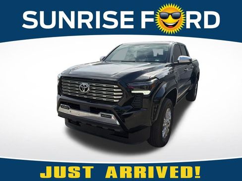 Used 2025 Toyota Tacoma Limited AWD/4WD image 1