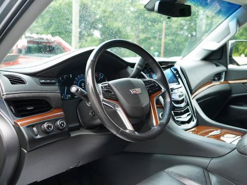 Used 2019 Cadillac Escalade ESV Luxury AWD/4WD image 73