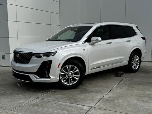 New 2025 Cadillac XT6 Luxury image 2