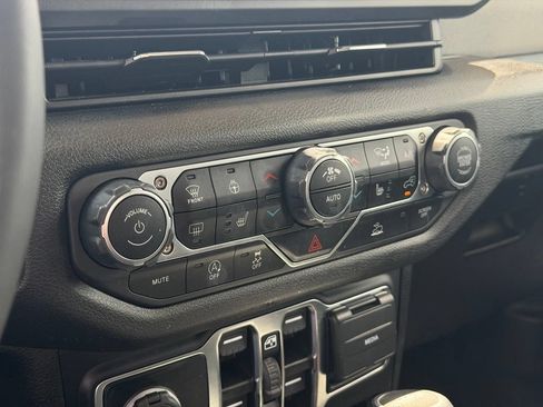 Used 2024 Jeep Gladiator Sport AWD/4WD image 21