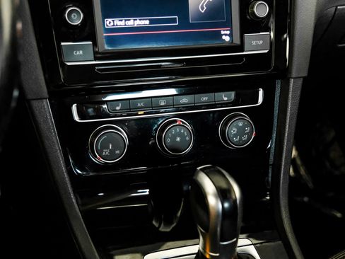 Used 2018 Volkswagen GTI SE FWD image 22