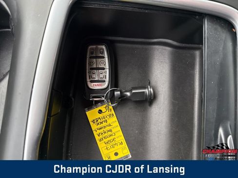 Used 2024 Chrysler Pacifica Touring-L FWD image 31