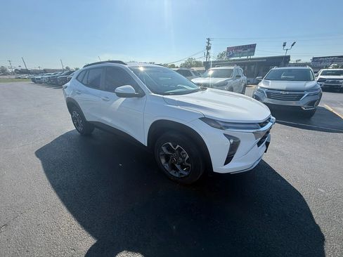 Used 2025 Chevrolet Trax LT w/ Sunroof Package image 1