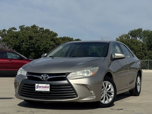 Used 2016 Toyota Camry LE FWD image 2