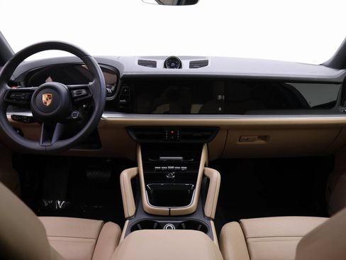 Used 2025 Porsche Cayenne AWD/4WD image 17