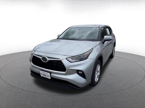 Used 2025 Toyota Highlander LE FWD image 5
