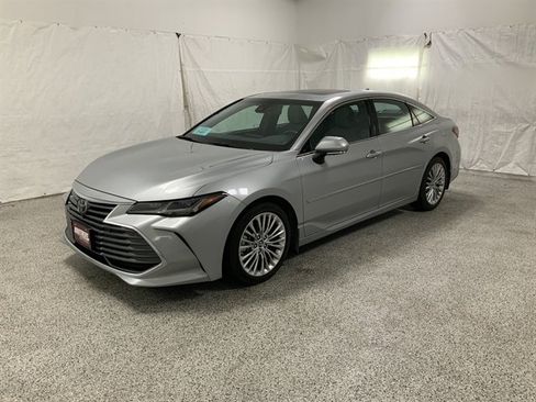 Used 2019 Toyota Avalon Limited image 3