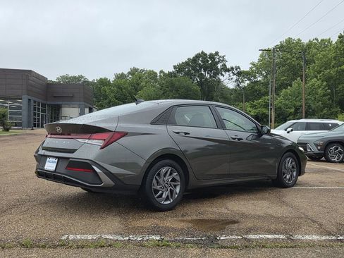 Used 2024 Hyundai Elantra SEL FWD image 4