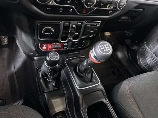 Used 2025 Jeep Wrangler Unlimited Rubicon w/ Convenience Group AWD/4WD image 16