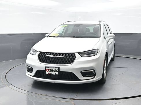 Used 2022 Chrysler Pacifica Touring-L FWD image 5