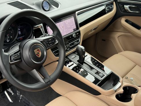 Used 2025 Porsche Macan AWD/4WD image 9