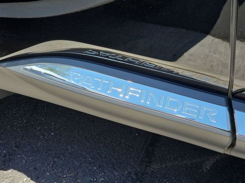 Used 2025 Nissan Pathfinder Platinum w/ Black Appearance Package FWD image 11