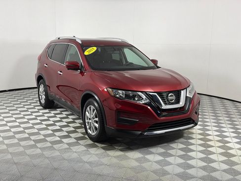 Used 2018 Nissan Rogue SV w/ Premium Package FWD image 3