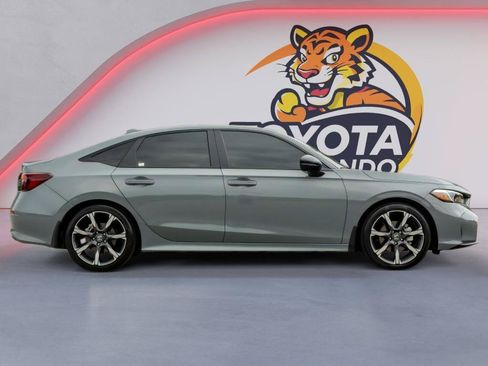 Used 2025 Honda Civic Sport Touring image 4