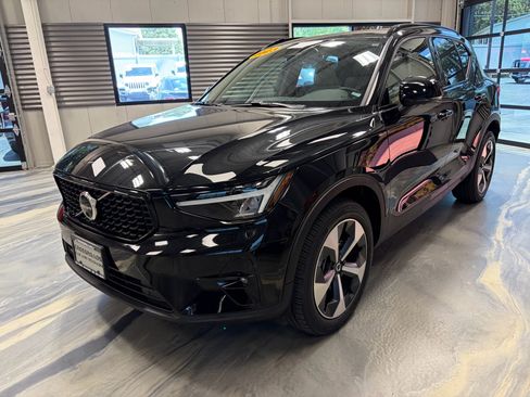 Used 2023 Volvo XC40 B5 Plus w/ Driver Assist Package AWD/4WD image 3