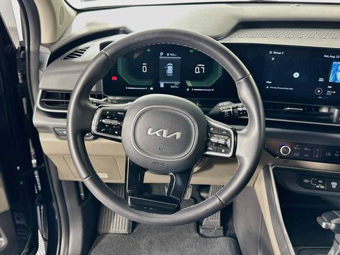 Used 2025 Kia Carnival FWD image 18