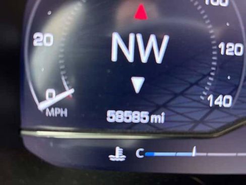 Used 2024 GMC Yukon SLT w/ SLT Luxury Package image 10