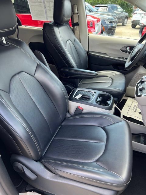 Certified 2023 Chrysler Pacifica Touring-L FWD image 16