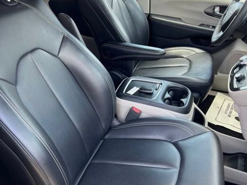 Certified 2023 Chrysler Pacifica Touring-L FWD image 16