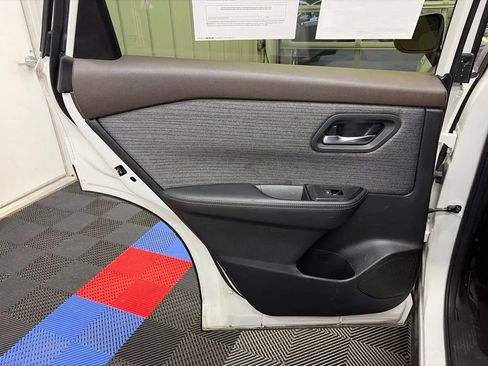 Used 2023 Nissan Rogue SV AWD/4WD image 12