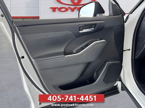 Used 2022 Toyota Highlander XLE AWD/4WD image 9