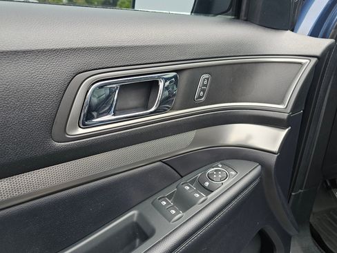 Used 2019 Ford Explorer XLT w/ Equipment Group 202A AWD/4WD image 30
