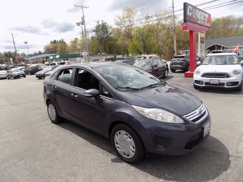 Used 2013 Ford Fiesta SE FWD image 1