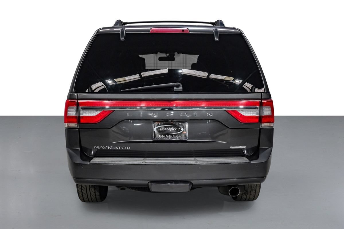 Used 2016 Lincoln Navigator Select RWD image 6