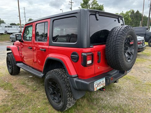 Used 2018 Jeep Wrangler Unlimited Sahara w/ Cold Weather Group AWD/4WD image 6