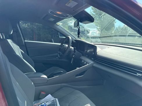 Used 2022 Hyundai Elantra SE FWD image 9