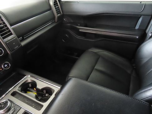 Used 2018 Ford Expedition XLT w/ Equipment Group 202A RWD image 21