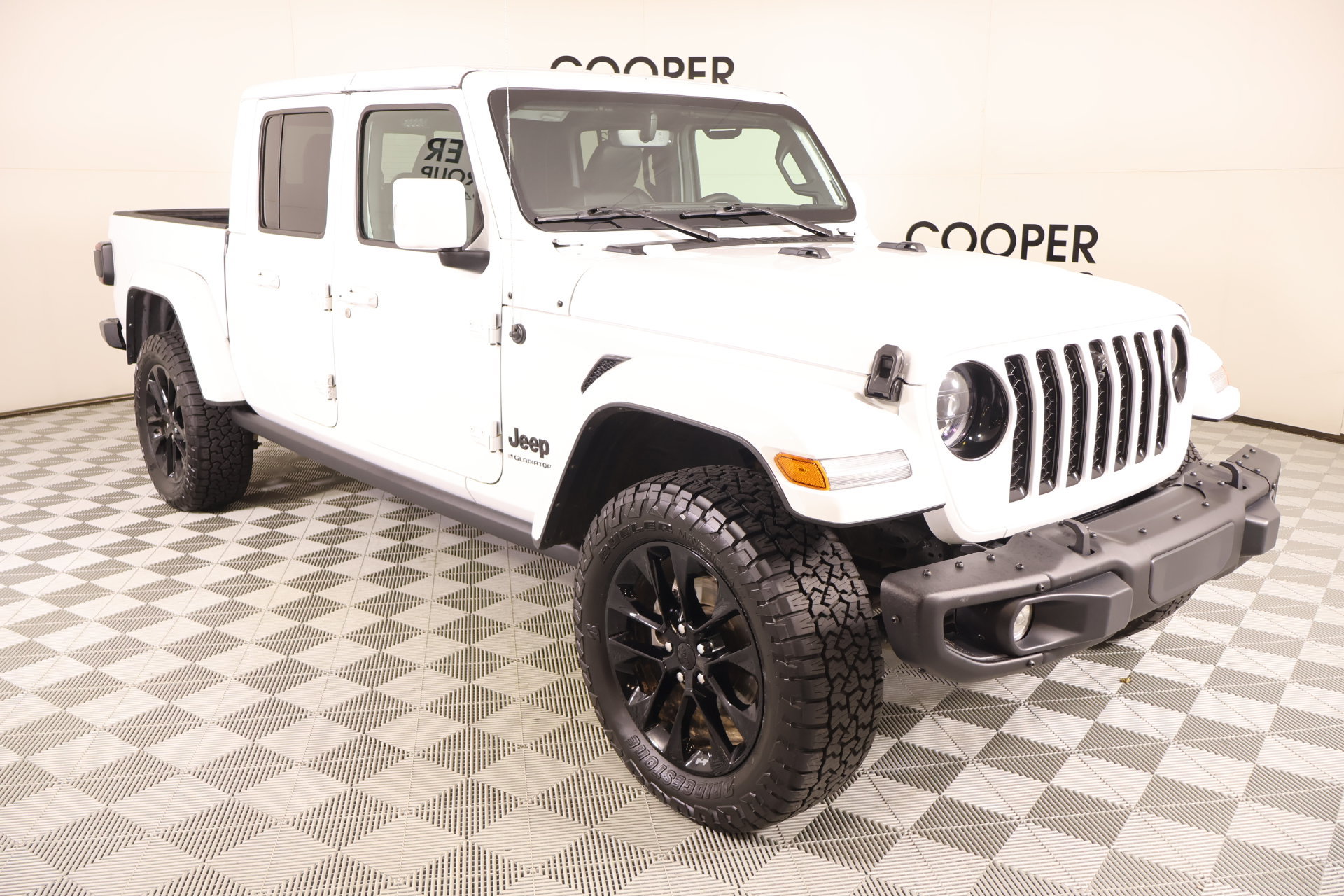 Used 2023 Jeep Gladiator Overland AWD/4WD image 1
