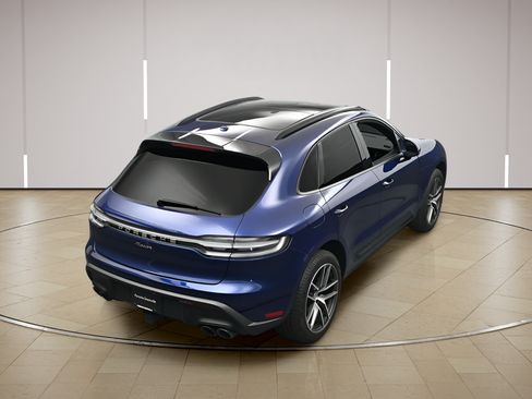 Certified 2025 Porsche Macan AWD/4WD image 38
