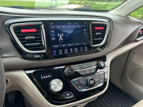 Used 2018 Chrysler Pacifica Touring-L Plus w/ Tire & Wheel Group FWD image 26
