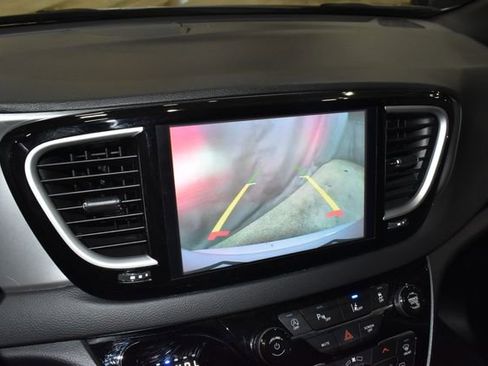 Certified 2025 Chrysler Pacifica Select image 15