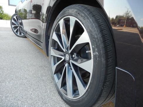 Used 2016 Nissan Maxima SR image 16